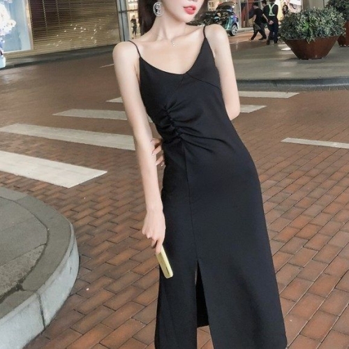性感V领吊带连衣裙女长款2025秋冬新款显瘦气质打底裙内搭小