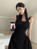 赫本风小黑裙气质背心连衣裙女夏季小众收腰显瘦吊带裙a字短裙子