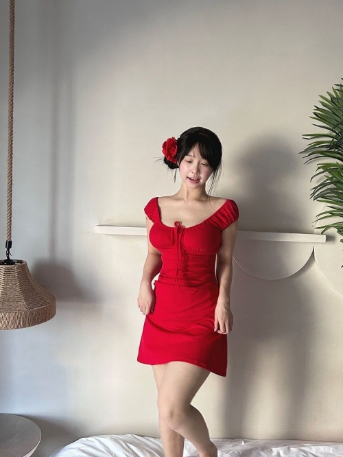 纯欲辣妹红色一字肩短袖连衣裙女夏度假风修身收腰包臀裙系带短裙