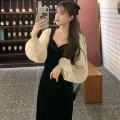 赫本风小黑裙女秋冬法式复古灯笼袖中长款高腰显瘦方领丝绒连衣裙