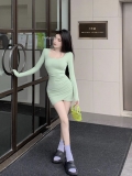 纯欲风辣妹简约长袖连衣裙秋季修身显瘦纯色短裙女性方领包臀裙子