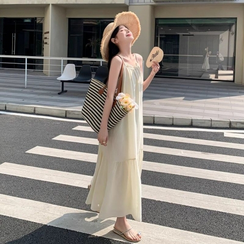 米白色吊带连衣裙女2025夏季新款法式高级感气质超仙海边度假