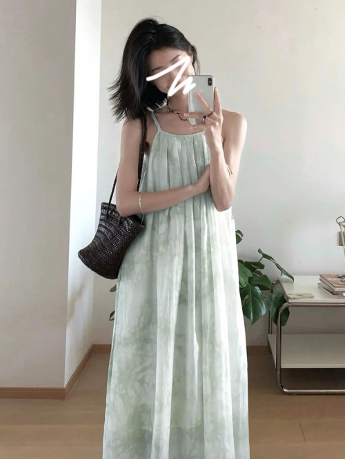 绿色吊带连衣裙子女夏季2025新款法式小众设计气质小个子显瘦