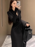 黑色设计感弧形深V时尚针织长裙显瘦修身高级感小众长袖连衣裙女